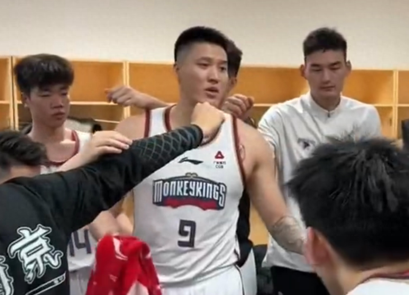 明斯特球员发表赛前动员演讲，号召全队团结一心的简单介绍