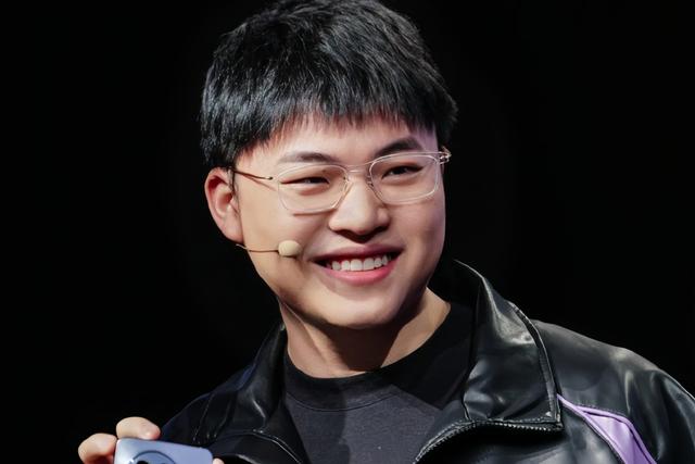  Uzi回归赛场，战术调整首场状态亮眼，G2观众沸腾！